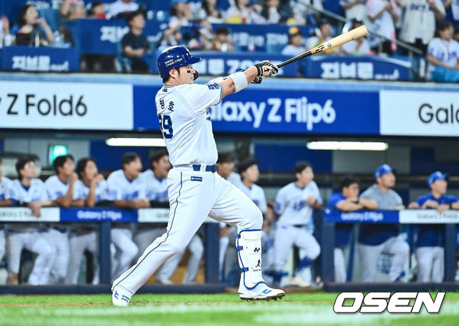 [OSEN=대구, 이석우 기자] 3일 대구삼성라이온즈파크에서 2024 신한 SOL 뱅크 KBO 리그 삼성 라이온즈와 롯데 자이언츠의 경기가 열렸다. 홈팀 삼성은 코너가 방문팀 롯데는 반즈가 선발 출전했다. 삼성 라이온즈 박병호가 4회말 1사 좌중월 동점 솔로 홈런을 치고 있다. 2024.09.03 / foto0307@osen.co.kr