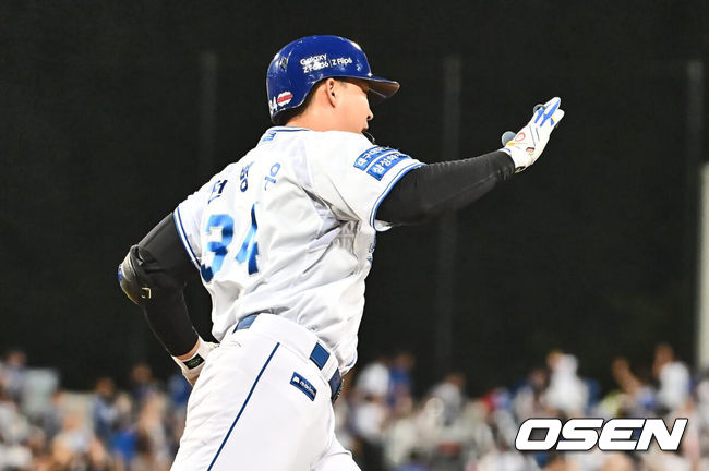 [OSEN=대구, 이석우 기자] 3일 대구삼성라이온즈파크에서 2024 신한 SOL 뱅크 KBO 리그 삼성 라이온즈와 롯데 자이언츠의 경기가 열렸다. 홈팀 삼성은 코너가 방문팀 롯데는 반즈가 선발 출전했다. 삼성 라이온즈 전병우가 4회말 2사 좌월 역전 솔로 홈런을 치고 하이파이브를 하고 있다. 2024.09.03 / foto0307@osen.co.kr