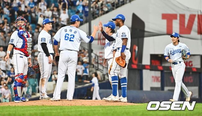 [OSEN=대구, 이석우 기자] 3일 대구삼성라이온즈파크에서 2024 신한 SOL 뱅크 KBO 리그 삼성 라이온즈와 롯데 자이언츠의 경기가 열렸다. 홈팀 삼성은 코너가 방문팀 롯데는 반즈가 선발 출전했다. 삼성 라이온즈 선수들이 롯데 자이언츠에 5-1로 승리한 후 기쁨을 나누고 있다. 2024.09.03 / foto0307@osen.co.kr