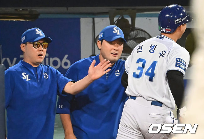 [OSEN=대구, 이석우 기자] 3일 대구삼성라이온즈파크에서 2024 신한 SOL 뱅크 KBO 리그 삼성 라이온즈와 롯데 자이언츠의 경기가 열렸다. 홈팀 삼성은 코너가 방문팀 롯데는 반즈가 선발 출전했다. 삼성 라이온즈 전병우가 4회말 2사 좌월 역전 솔로 홈런을 치고 박진만 감독과 하이파이브를 하고 있다. 2024.09.03 / 