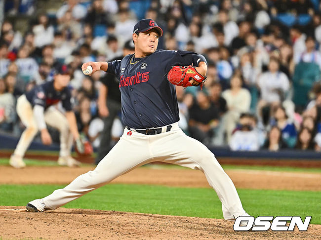 [OSEN=대구, 이석우 기자] 3일 대구삼성라이온즈파크에서 2024 신한 SOL 뱅크 KBO 리그 삼성 라이온즈와 롯데 자이언츠의 경기가 열렸다. 홈팀 삼성은 코너가 방문팀 롯데는 반즈가 선발 출전했다. 롯데 자이언츠 나균안이 역투하고 있다. 2024.09.03 / foto0307@osen.co.kr