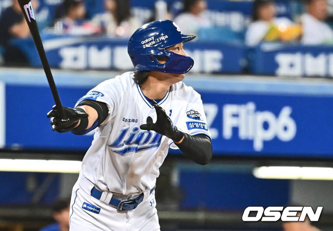 [OSEN=대구, 이석우 기자] 3일 대구삼성라이온즈파크에서 2024 신한 SOL 뱅크 KBO 리그 삼성 라이온즈와 롯데 자이언츠의 경기가 열렸다. 홈팀 삼성은 코너가 방문팀 롯데는 반즈가 선발 출전했다. 삼성 라이온즈 구자욱이 6회말 우중월 솔로 홈런을 치고 있다. 2024.09.03 / foto0307@osen.co.kr