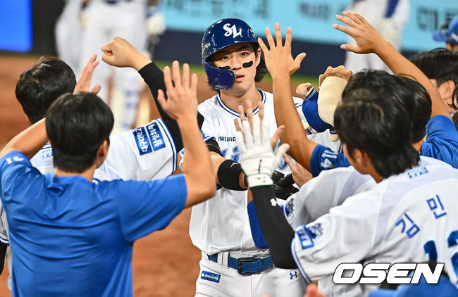 [OSEN=대구, 이석우 기자] 3일 대구삼성라이온즈파크에서 2024 신한 SOL 뱅크 KBO 리그 삼성 라이온즈와 롯데 자이언츠의 경기가 열렸다. 홈팀 삼성은 코너가 방문팀 롯데는 반즈가 선발 출전했다. 삼성 라이온즈 구자욱이 8회말 1사 우월 솔로 홈런을 치고 하이파이브를 하고 있다. 2024.09.03 / foto0307@osen.co.kr