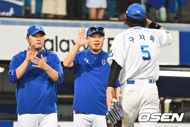 [OSEN=대구, 이석우 기자] 3일 대구삼성라이온즈파크에서 2024 신한 SOL 뱅크 KBO 리그 삼성 라이온즈와 롯데 자이언츠의 경기가 열렸다. 홈팀 삼성은 코너가 방문팀 롯데는 반즈가 선발 출전했다. 삼성 라이온즈 박진만 감독이 롯데 자이언츠에 5-1로 승리한 후 구자욱과 하이파이브를 하고 있다. 2024.09.03 / 