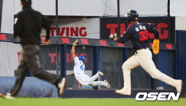 [OSEN=대구, 이석우 기자] 3일 대구삼성라이온즈파크에서 2024 신한 SOL 뱅크 KBO 리그 삼성 라이온즈와 롯데 자이언츠의 경기가 열렸다. 홈팀 삼성은 코너가 방문팀 롯데는 반즈가 선발 출전했다. 삼성 라이온즈 양도근이 1회초 2사 1루 롯데 자이언츠 레이예스의 타구를 몸을 날려 잡고 있다. 2024.09.03 / foto0307@osen.co.kr