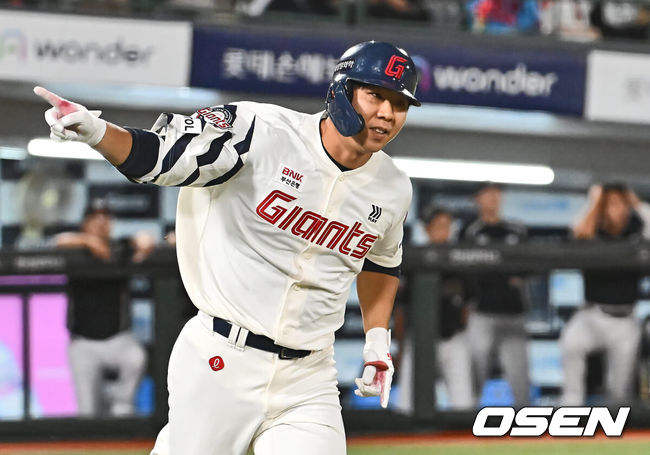 [OSEN=부산, 이석우 기자] 4일 부산 사직야구장에서 2024 신한 SOL 뱅크 KBO 리그 롯데 자이언츠와 KT 위즈의 경기가 열렸다. 홈팀 롯데는 윌커슨이 선발 출전하고 KT는 벤자민이 선발 출전했다.롯데 자이언츠 이정훈이 7회말 무사 1,3루 역전 1타점 우익수 앞 안타를 치고 세리머니를 하고 있다. 2024.09.04 / foto0307@osen.co.kr