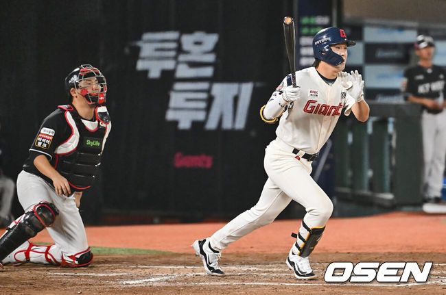 [OSEN=부산, 이석우 기자] 4일 부산 사직야구장에서 2024 신한 SOL 뱅크 KBO 리그 롯데 자이언츠와 KT 위즈의 경기가 열렸다. 홈팀 롯데는 윌커슨이 선발 출전하고 KT는 벤자민이 선발 출전했다.롯데 자이언츠 나승엽이 7회말 무사 2루 우익수 앞 동점 1타점 안타를 치고 있다. 2024.09.04 / foto0307@osen.co.kr