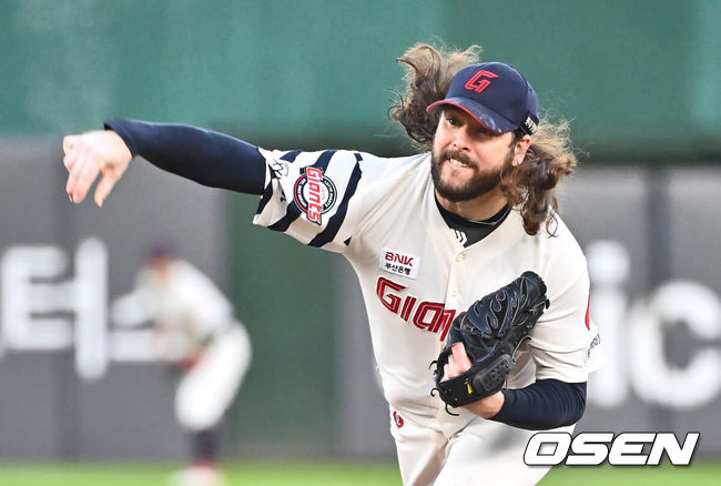 [OSEN=부산, 이석우 기자] 4일 부산 사직야구장에서 2024 신한 SOL 뱅크 KBO 리그 롯데 자이언츠와 KT 위즈의 경기가 열렸다. 홈팀 롯데는 윌커슨이 선발 출전하고 KT는 벤자민이 선발 출전했다.롯데 자이언츠 선발 투수 윌커슨이 역투하고 있다. 2024.09.04 / foto0307@osen.co.kr