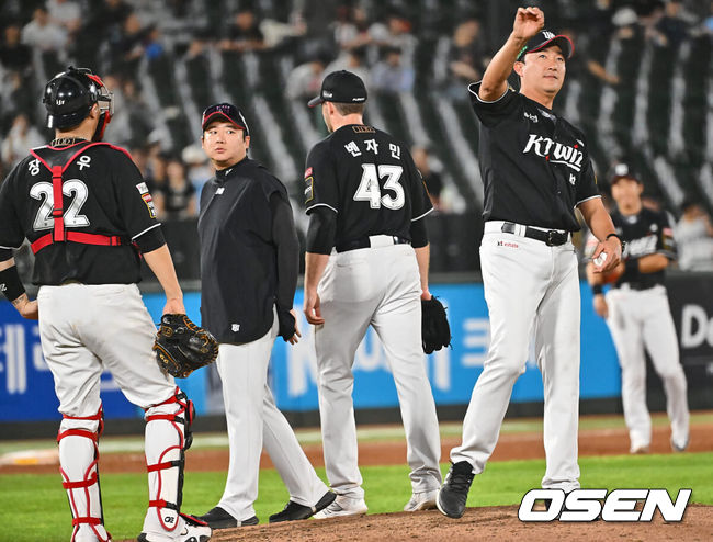 [OSEN=부산, 이석우 기자] 4일 부산 사직야구장에서 2024 신한 SOL 뱅크 KBO 리그 롯데 자이언츠와 KT 위즈의 경기가 열렸다. 홈팀 롯데는 윌커슨이 선발 출전하고 KT는 벤자민이 선발 출전했다.KT 위즈 벤자민이 7회말 교체되고 있다. 2024.09.04 / foto0307@osen.co.kr