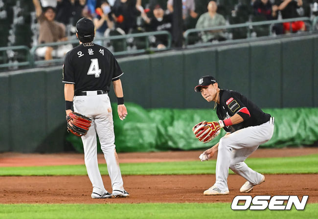 [OSEN=부산, 이석우 기자] 4일 부산 사직야구장에서 2024 신한 SOL 뱅크 KBO 리그 롯데 자이언츠와 KT 위즈의 경기가 열렸다. 홈팀 롯데는 윌커슨이 선발 출전하고 KT는 벤자민이 선발 출전했다.KT 위즈 오윤석이 7회말 무사 1,3루 롯데 자이언츠 윤동희의 타구를 놓치고 있다. 2024.09.04 / foto0307@osen.co.kr