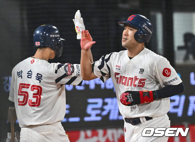 [OSEN=부산, 이석우 기자] 4일 부산 사직야구장에서 2024 신한 SOL 뱅크 KBO 리그 롯데 자이언츠와 KT 위즈의 경기가 열렸다. 홈팀 롯데는 윌커슨이 선발 출전하고 KT는 벤자민이 선발 출전했다.롯데 자이언츠 전준우가 7회말 무사 2루 정훈의 우중간 1타점 2루타 때 득점을 올리고 하이파이브를 하고 있다. 2024.09.04 / foto0307@osen.co.kr