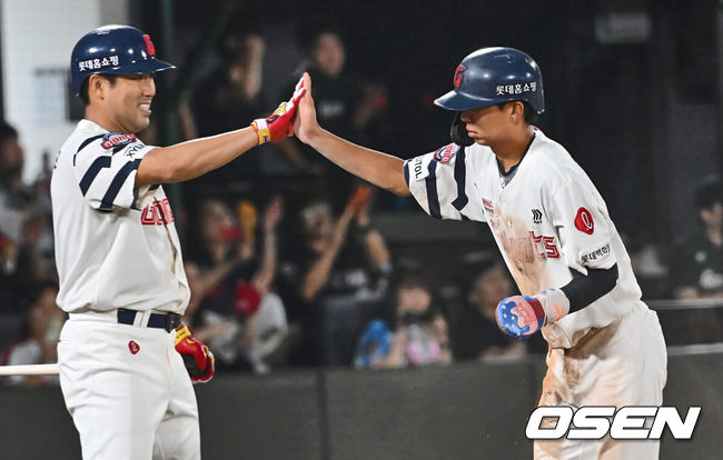 [OSEN=부산, 이석우 기자] 4일 부산 사직야구장에서 2024 신한 SOL 뱅크 KBO 리그 롯데 자이언츠와 KT 위즈의 경기가 열렸다. 홈팀 롯데는 윌커슨이 선발 출전하고 KT는 벤자민이 선발 출전했다.롯데 자이언츠 김민석이 7회말 1사 2,3루 레이예스의 중견수 희생플라이 때 득점을 올리고 하이파이브를 하고 있다. 2024.09.04 / foto0307@osen.co.kr