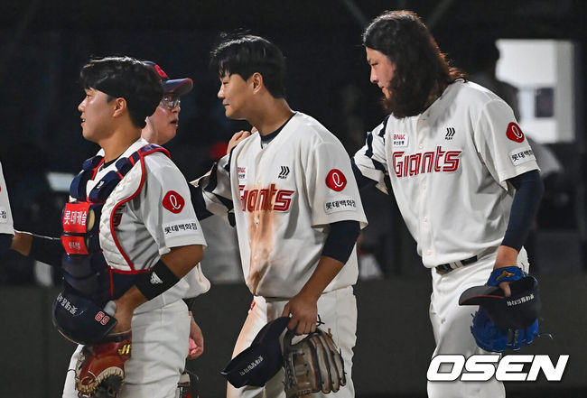 [OSEN=부산, 이석우 기자] 4일 부산 사직야구장에서 2024 신한 SOL 뱅크 KBO 리그 롯데 자이언츠와 KT 위즈의 경기가 열렸다. 홈팀 롯데는 윌커슨이 선발 출전하고 KT는 벤자민이 선발 출전했다.롯데 자이언츠 김태형 감독이 KT 위즈에 7-5로 역전승하고 기쁨을 나누고 있다. 2024.09.04 / foto0307@osen.co.kr