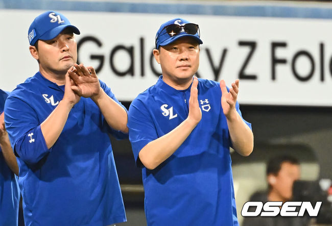 [OSEN=대구, 이석우 기자] 3일 대구삼성라이온즈파크에서 2024 신한 SOL 뱅크 KBO 리그 삼성 라이온즈와 롯데 자이언츠의 경기가 열렸다. 홈팀 삼성은 코너가 방문팀 롯데는 반즈가 선발 출전했다. 삼성 라이온즈 박진만 감독이 롯데 자이언츠에 5-1로 승리한 후 축하 박수를 치고 있다. 2024.09.03 / foto0307@osen.co.kr