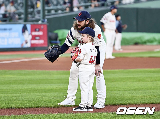 [OSEN=부산, 이석우 기자] 4일 부산 사직야구장에서 2024 신한 SOL 뱅크 KBO 리그 롯데 자이언츠와 KT 위즈의 경기가 열렸다. 홈팀 롯데는 윌커슨이 선발 출전하고 KT는 벤자민이 선발 출전했다.롯데 자이언츠 선발 투수 윌커슨의 아들 보디가 아빠와 롯데 승리 기원 시구를 하고 있다. 2024.09.04 / foto0307@osen.co.kr