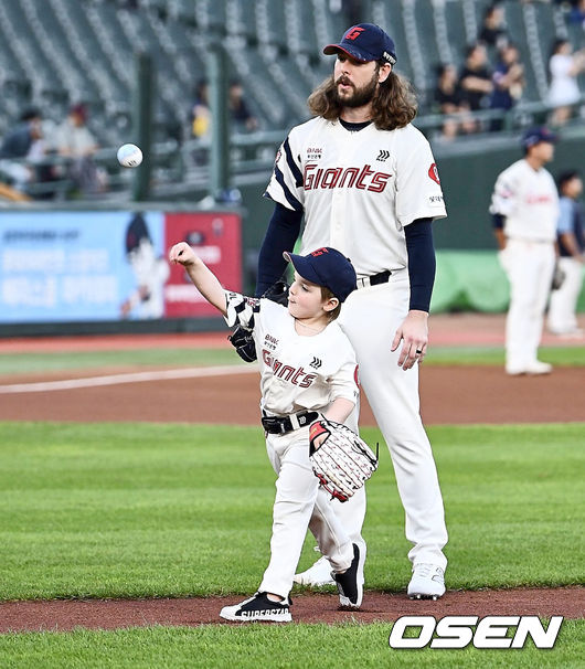 [OSEN=부산, 이석우 기자] 4일 부산 사직야구장에서 2024 신한 SOL 뱅크 KBO 리그 롯데 자이언츠와 KT 위즈의 경기가 열렸다. 홈팀 롯데는 윌커슨이 선발 출전하고 KT는 벤자민이 선발 출전했다.롯데 자이언츠 선발 투수 윌커슨의 아들 보디가 아빠와 롯데 승리 기원 시구를 하고 있다. 2024.09.04 / foto0307@osen.co.kr