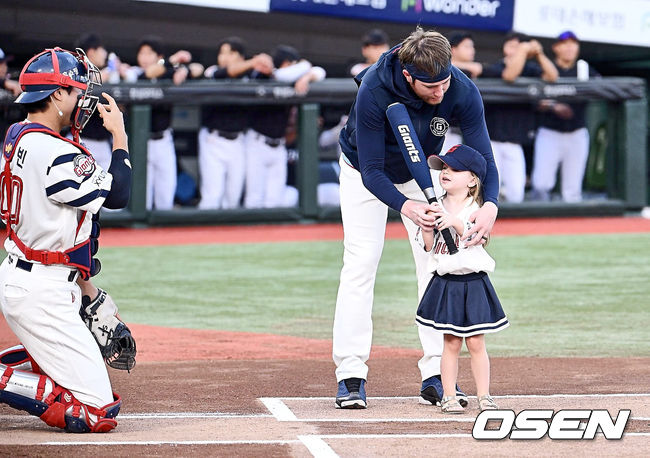 [OSEN=부산, 이석우 기자] 4일 부산 사직야구장에서 2024 신한 SOL 뱅크 KBO 리그 롯데 자이언츠와 KT 위즈의 경기가 열렸다. 홈팀 롯데는 윌커슨이 선발 출전하고 KT는 벤자민이 선발 출전했다.롯데 자이언츠 반즈가 딸 캠벨의 롯데 승리 기원 시타를 함께 하고 있다. 2024.09.04 / foto0307@osen.co.kr