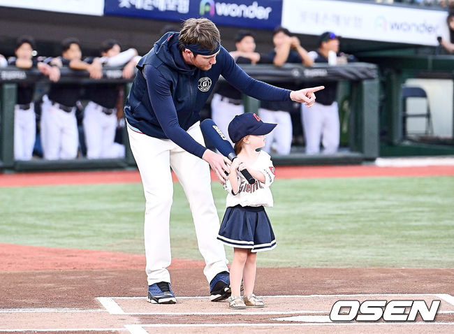 [OSEN=부산, 이석우 기자] 4일 부산 사직야구장에서 2024 신한 SOL 뱅크 KBO 리그 롯데 자이언츠와 KT 위즈의 경기가 열렸다. 홈팀 롯데는 윌커슨이 선발 출전하고 KT는 벤자민이 선발 출전했다.롯데 자이언츠 반즈가 딸 캠벨의 롯데 승리 기원 시타를 함께 하고 있다. 2024.09.04 / foto0307@osen.co.kr