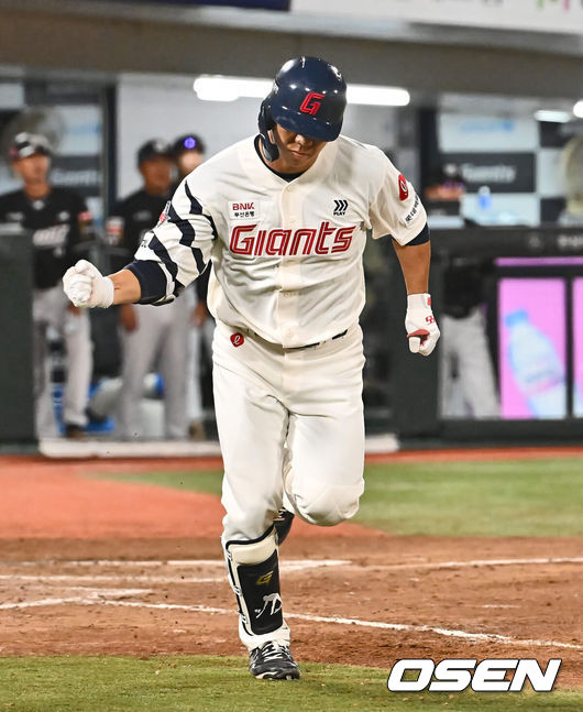 [OSEN=부산, 이석우 기자] 4일 부산 사직야구장에서 2024 신한 SOL 뱅크 KBO 리그 롯데 자이언츠와 KT 위즈의 경기가 열렸다. 홈팀 롯데는 윌커슨이 선발 출전하고 KT는 벤자민이 선발 출전했다.롯데 자이언츠 이정훈이 7회말 무사 1,3루 역전 1타점 우익수 앞 안타를 치고 세리머니를 하고 있다. 2024.09.04 / foto0307@osen.co.kr