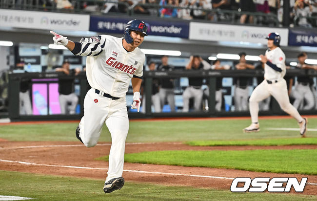 [OSEN=부산, 이석우 기자] 4일 부산 사직야구장에서 2024 신한 SOL 뱅크 KBO 리그 롯데 자이언츠와 KT 위즈의 경기가 열렸다. 홈팀 롯데는 윌커슨이 선발 출전하고 KT는 벤자민이 선발 출전했다.롯데 자이언츠 이정훈이 7회말 무사 1,3루 역전 1타점 우익수 앞 안타를 치고 세리머니를 하고 있다. 2024.09.04 / foto0307@osen.co.kr