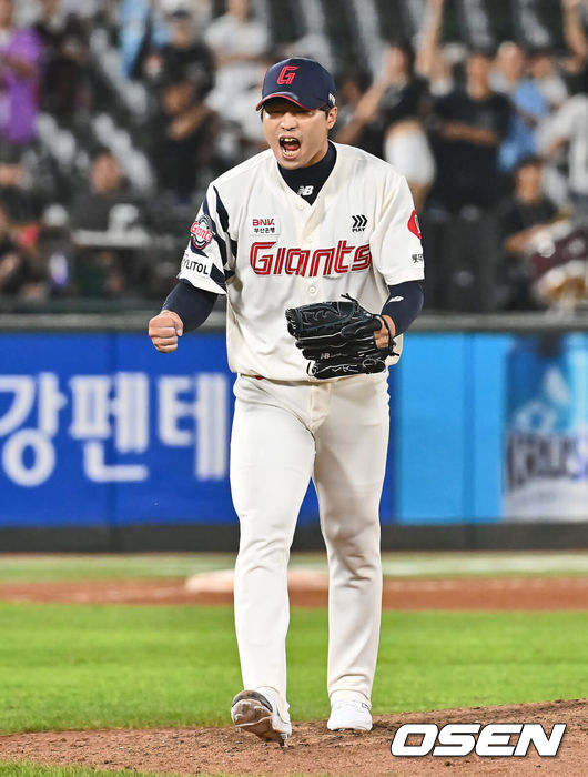 [OSEN=부산, 이석우 기자] 4일 부산 사직야구장에서 2024 신한 SOL 뱅크 KBO 리그 롯데 자이언츠와 KT 위즈의 경기가 열렸다. 홈팀 롯데는 윌커슨이 선발 출전하고 KT는 벤자민이 선발 출전했다.롯데 자이언츠 구승민이 8회초 수비를 무실점으로 막고 포효하고 있다. 2024.09.04 / foto0307@osen.co.kr