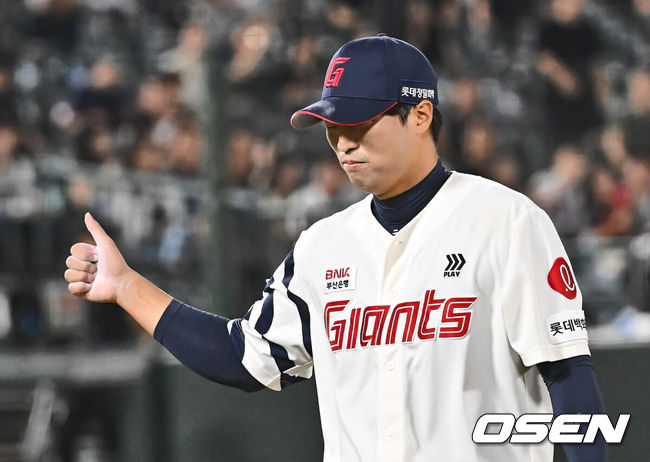 [OSEN=부산, 이석우 기자] 4일 부산 사직야구장에서 2024 신한 SOL 뱅크 KBO 리그 롯데 자이언츠와 KT 위즈의 경기가 열렸다. 홈팀 롯데는 윌커슨이 선발 출전하고 KT는 벤자민이 선발 출전했다.롯데 자이언츠 구승민이 8회초 수비를 무실점으로 막고 서동욱에게 엄지척을 하고 있다. 2024.09.04 / foto0307@osen.co.kr