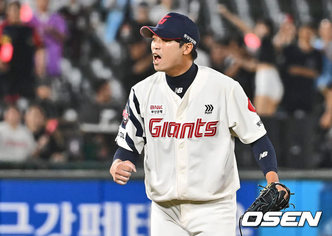 [OSEN=부산, 이석우 기자] 4일 부산 사직야구장에서 2024 신한 SOL 뱅크 KBO 리그 롯데 자이언츠와 KT 위즈의 경기가 열렸다. 홈팀 롯데는 윌커슨이 선발 출전하고 KT는 벤자민이 선발 출전했다.롯데 자이언츠 구승민이 8회초 수비를 무실점으로 막고 포효하고 있다. 2024.09.04 / foto0307@osen.co.kr