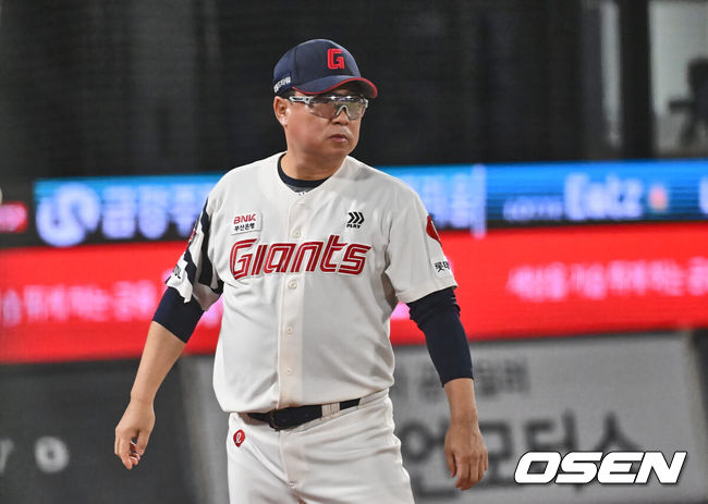 [OSEN=부산, 이석우 기자] 4일 부산 사직야구장에서 2024 신한 SOL 뱅크 KBO 리그 롯데 자이언츠와 KT 위즈의 경기가 열렸다. 홈팀 롯데는 윌커슨이 선발 출전하고 KT는 벤자민이 선발 출전했다.롯데 자이언츠 김태형 감독이 7회말 무사 1,3루 역전 1타점 우익수 앞 안타를 친 이정훈을 교체하고 있다. 2024.09.04 / foto0307@osen.co.kr