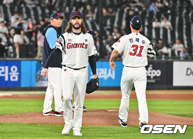 [OSEN=부산, 이석우 기자] 4일 부산 사직야구장에서 2024 신한 SOL 뱅크 KBO 리그 롯데 자이언츠와 KT 위즈의 경기가 열렸다. 홈팀 롯데는 윌커슨이 선발 출전하고 KT는 벤자민이 선발 출전했다.롯데 자이언츠 선발 투수 윌커슨이 6회초 교체되고 있다. 2024.09.04 / foto0307@osen.co.kr