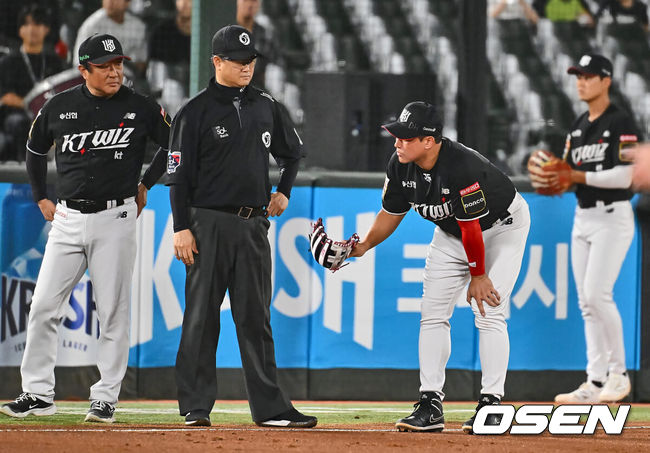 [OSEN=부산, 이석우 기자] 4일 부산 사직야구장에서 2024 신한 SOL 뱅크 KBO 리그 롯데 자이언츠와 KT 위즈의 경기가 열렸다. 홈팀 롯데는 윌커슨이 선발 출전하고 KT는 벤자민이 선발 출전했다.KT 위즈 황재균이 4회말 수비 도중 통증을 호소하고 있다. 2024.09.04 / foto0307@osen.co.kr