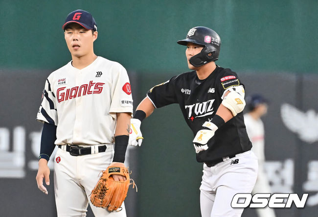 [OSEN=부산, 이석우 기자] 5일 부산 사직야구장에서 2024 신한 SOL 뱅크 KBO 리그 롯데 자이언츠와 KT 위즈의 경기가 열렸다. 홈팀 롯데는 정현수가 선발 출전하고 KT는 조이현이 선발 출전했다.KT 위즈 배정대가 1회초 2사 만루 좌익수 앞 2타점 안타를 치고 세리머니를 하고 있다. 2024.09.05 / foto0307@osen.co.kr