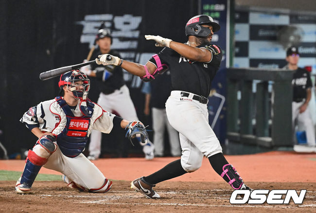 [OSEN=부산, 이석우 기자] 5일 부산 사직야구장에서 2024 신한 SOL 뱅크 KBO 리그 롯데 자이언츠와 KT 위즈의 경기가 열렸다. 홈팀 롯데는 정현수가 선발 출전하고 KT는 조이현이 선발 출전했다.KT 위즈 로하스가 2회초 사 3루 우익수 오른쪽 1타점 안타를 치고 있다. 2024.09.05 / foto0307@osen.co.kr