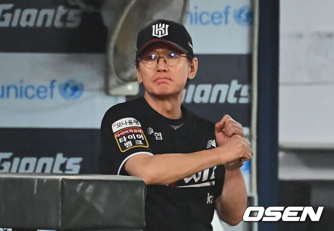 [OSEN=부산, 이석우 기자] 5일 부산 사직야구장에서 2024 신한 SOL 뱅크 KBO 리그 롯데 자이언츠와 KT 위즈의 경기가 열렸다. 홈팀 롯데는 정현수가 선발 출전하고 KT는 조이현이 선발 출전했다.KT 위즈 이강철 감독이 3회초 1사 1,2루 김상수의 우익수 오른쪽 2타점 적시타 때 배팅 모션을 취해 보고 있다. 2024.09.05 / foto0307@osen.co.kr