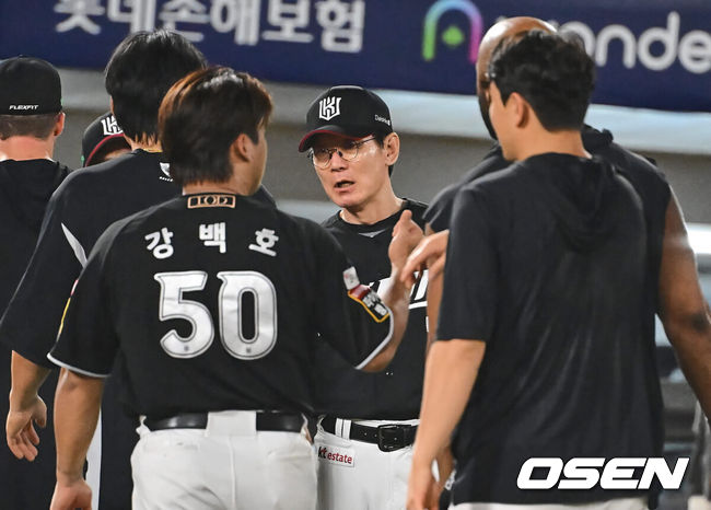 [OSEN=부산, 이석우 기자] 5일 부산 사직야구장에서 2024 신한 SOL 뱅크 KBO 리그 롯데 자이언츠와 KT 위즈의 경기가 열렸다. 홈팀 롯데는 정현수가 선발 출전하고 KT는 조이현이 선발 출전했다.KT 위즈 이강철 감독이 롯데 자이언츠에 12-2로 승리한 후 기쁨을 나누고 있다. 2024.09.05 / foto0307@osen.co.kr