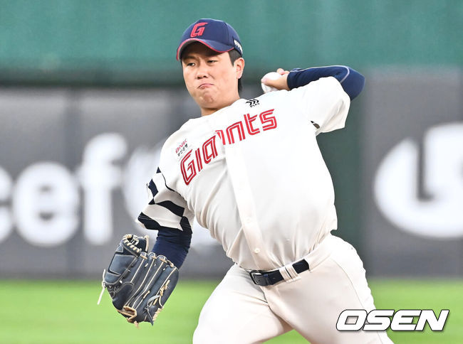 [OSEN=부산, 이석우 기자] 5일 부산 사직야구장에서 2024 신한 SOL 뱅크 KBO 리그 롯데 자이언츠와 KT 위즈의 경기가 열렸다. 홈팀 롯데는 정현수가 선발 출전하고 KT는 조이현이 선발 출전했다.롯데 자이언츠 선발 투수 정현수가 역투하고 있다. 2024.09.05 / foto0307@osen.co.kr