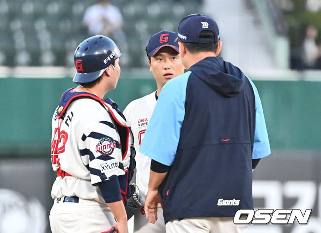 [OSEN=부산, 이석우 기자] 5일 부산 사직야구장에서 2024 신한 SOL 뱅크 KBO 리그 롯데 자이언츠와 KT 위즈의 경기가 열렸다. 홈팀 롯데는 정현수가 선발 출전하고 KT는 조이현이 선발 출전했다.롯데 자이언츠 선발 투수 정현수가 1회초 마운드에 오른 주형광 코치와 얘기하고 있다. 2024.09.05 / foto0307@osen.co.kr