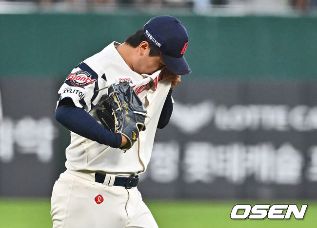 [OSEN=부산, 이석우 기자] 5일 부산 사직야구장에서 2024 신한 SOL 뱅크 KBO 리그 롯데 자이언츠와 KT 위즈의 경기가 열렸다. 홈팀 롯데는 정현수가 선발 출전하고 KT는 조이현이 선발 출전했다.롯데 자이언츠 선발 투수 정현수가 1회 2실점 후 아쉬워하고 있다. 2024.09.05 / foto0307@osen.co.kr