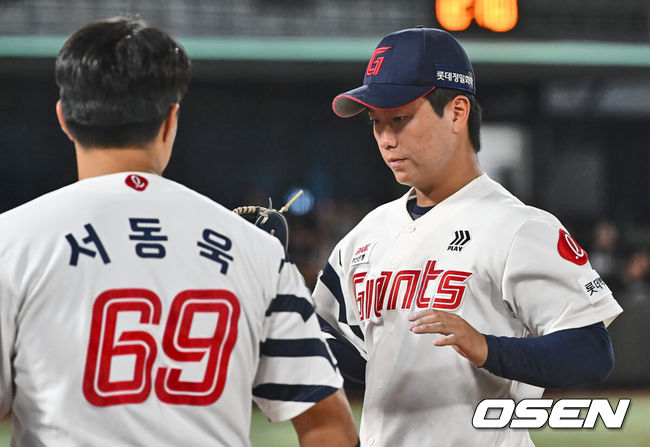 [OSEN=부산, 이석우 기자] 5일 부산 사직야구장에서 2024 신한 SOL 뱅크 KBO 리그 롯데 자이언츠와 KT 위즈의 경기가 열렸다. 홈팀 롯데는 정현수가 선발 출전하고 KT는 조이현이 선발 출전했다.롯데 자이언츠 선발 투수 정현수가 2회초 교체되고 있다. 2024.09.05 / foto0307@osen.co.kr