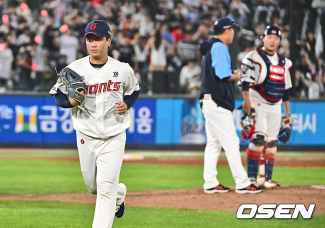 [OSEN=부산, 이석우 기자] 5일 부산 사직야구장에서 2024 신한 SOL 뱅크 KBO 리그 롯데 자이언츠와 KT 위즈의 경기가 열렸다. 홈팀 롯데는 정현수가 선발 출전하고 KT는 조이현이 선발 출전했다.롯데 자이언츠 선발 투수 정현수가 2회초 교체되고 있다. 2024.09.05 / foto0307@osen.co.kr