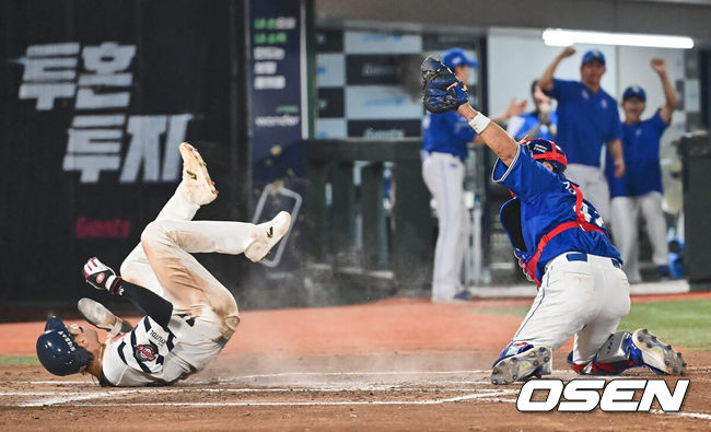 [OSEN=부산, 이석우 기자] 6일 부산 사직야구장에서 2024 신한 SOL 뱅크 KBO 리그 롯데 자이언츠와 삼성 라이온즈의 경기가 열렸다. 홈팀 롯데는 김진욱이 선발 출전하고 삼성은 육선엽이 선발 출전했다.롯데 자이언츠 윤동희가 6회말 1사 1, 3루 삼성 라이온즈 강민호의 1루 견제 폭투때 홈 쇄도했으나 아웃되고 있다. 2024.09.06 / foto0307@osen.co.kr