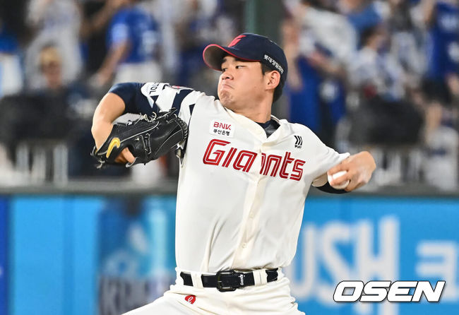 [OSEN=부산, 이석우 기자] 6일 부산 사직야구장에서 2024 신한 SOL 뱅크 KBO 리그 롯데 자이언츠와 삼성 라이온즈의 경기가 열렸다. 홈팀 롯데는 김진욱이 선발 출전하고 삼성은 육선엽이 선발 출전했다.롯데 자이언츠 선발 투수 김진욱이 역투하고 있다. 2024.09.06 / foto0307@osen.co.kr