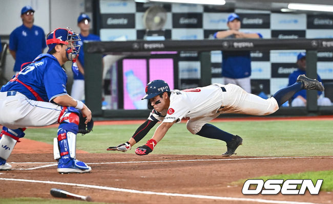 [OSEN=부산, 이석우 기자] 6일 부산 사직야구장에서 2024 신한 SOL 뱅크 KBO 리그 롯데 자이언츠와 삼성 라이온즈의 경기가 열렸다. 홈팀 롯데는 김진욱이 선발 출전하고 삼성은 육선엽이 선발 출전했다.롯데 자이언츠 황성빈이 1회말 1사 3루 손호영의 중견수 희생플라이 때 득점에 성공하고 있다. 2024.09.06 / foto0307@osen.co.kr