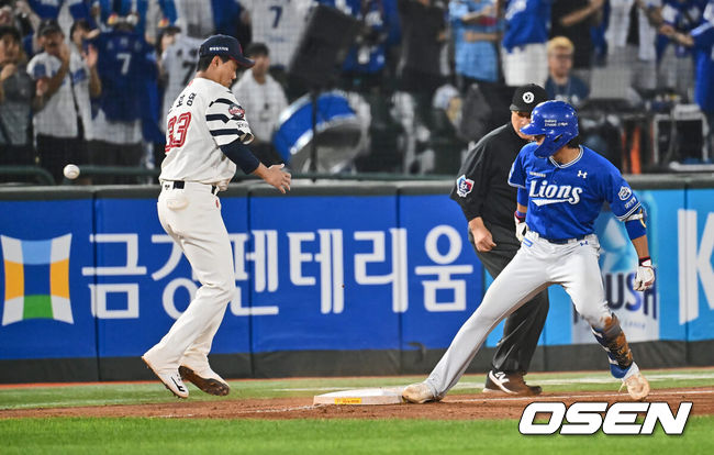 [OSEN=부산, 이석우 기자] 6일 부산 사직야구장에서 2024 신한 SOL 뱅크 KBO 리그 롯데 자이언츠와 삼성 라이온즈의 경기가 열렸다. 홈팀 롯데는 김진욱이 선발 출전하고 삼성은 육선엽이 선발 출전했다.삼성 라이온즈 이재현이 5회초 무사 1루 우중간 1타점 3루타를 치고 2루수 송구 실책으로 득점을 올리고 있다. 2024.09.06 / foto0307@osen.co.kr