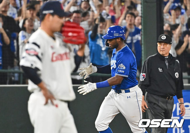 [OSEN=부산, 이석우 기자] 6일 부산 사직야구장에서 2024 신한 SOL 뱅크 KBO 리그 롯데 자이언츠와 삼성 라이온즈의 경기가 열렸다. 홈팀 롯데는 김진욱이 선발 출전하고 삼성은 육선엽이 선발 출전했다.삼성 라이온즈 디아즈가 5회초 무사 1,3루 우월 3점 홈런을 치고 하이파이브를 하고 있다. 2024.09.06 / foto0307@osen.co.kr