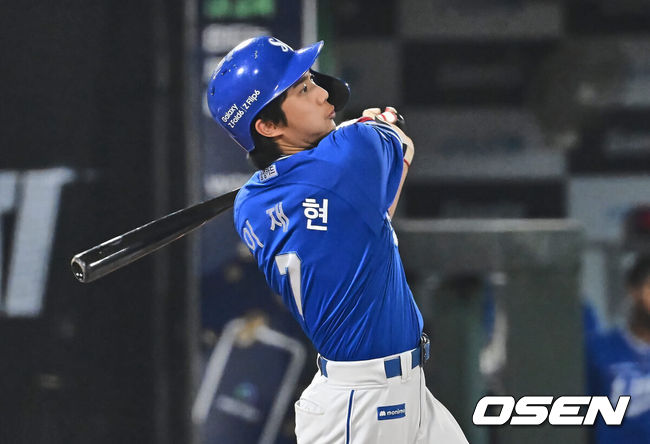 [OSEN=부산, 이석우 기자] 6일 부산 사직야구장에서 2024 신한 SOL 뱅크 KBO 리그 롯데 자이언츠와 삼성 라이온즈의 경기가 열렸다. 홈팀 롯데는 김진욱이 선발 출전하고 삼성은 육선엽이 선발 출전했다.삼성 라이온즈 이재현이 8회말 1사 만루 중견수 앞 1타점 안타를 치고 있다. 2024.09.06 / foto0307@osen.co.kr