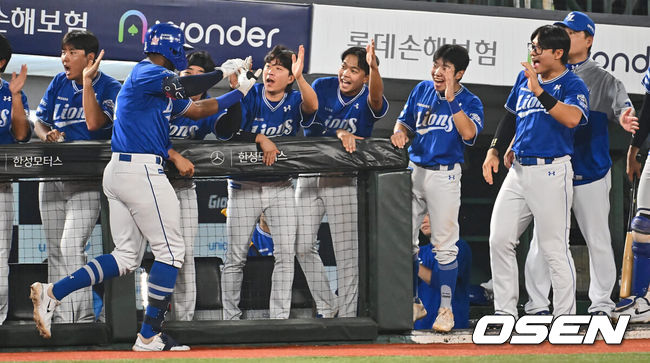 [OSEN=부산, 이석우 기자] 6일 부산 사직야구장에서 2024 신한 SOL 뱅크 KBO 리그 롯데 자이언츠와 삼성 라이온즈의 경기가 열렸다. 홈팀 롯데는 김진욱이 선발 출전하고 삼성은 육선엽이 선발 출전했다.삼성 라이온즈 선수들이 5회초 무사 1,3루 우월 3점 홈런을 친 디아즈를 맞이하고 있다. 2024.09.06 / foto0307@osen.co.kr