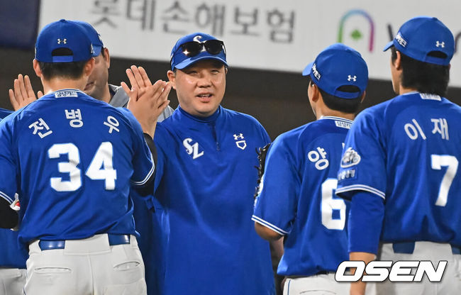 [OSEN=부산, 이석우 기자] 6일 부산 사직야구장에서 2024 신한 SOL 뱅크 KBO 리그 롯데 자이언츠와 삼성 라이온즈의 경기가 열렸다. 홈팀 롯데는 김진욱이 선발 출전하고 삼성은 육선엽이 선발 출전했다.삼성 라이온즈 박진만 감독이 롯데 자이언츠에 7-2로 승리한 후 밝은 표정으로 양도근과 승리 기쁨을 나누고 있다. 2024.09.06 / foto0307@osen.co.kr