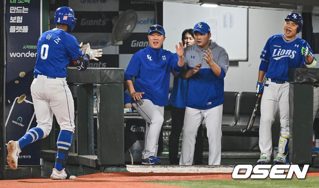 [OSEN=부산, 이석우 기자] 6일 부산 사직야구장에서 2024 신한 SOL 뱅크 KBO 리그 롯데 자이언츠와 삼성 라이온즈의 경기가 열렸다. 홈팀 롯데는 김진욱이 선발 출전하고 삼성은 육선엽이 선발 출전했다.삼성 라이온즈 박진만 감독이 5회초 무사 1,3루 우월 3점 홈런을 친 디아즈를 맞이하고 있다. 2024.09.06 / foto0307@osen.co.kr