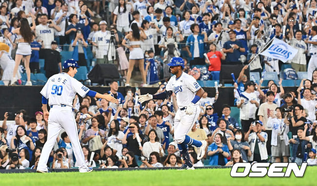 [OSEN=대구, 이석우 기자] 31일 대구삼성라이온즈파크에서 2024 신한 SOL 뱅크 KBO 리그 삼성 라이온즈와 KIA 타이거즈의 경기가 열렸다. 홈팀 삼성은 백정현이 방문팀 KIA는 황동하가 선발 출전했다. 삼성 라이온즈 디아즈가 4회말 무사 1루 역전 우월 2점 홈런을 치고 하이파이브를 하고 있다. 2024.08.31 / foto0307@osen.co.kr