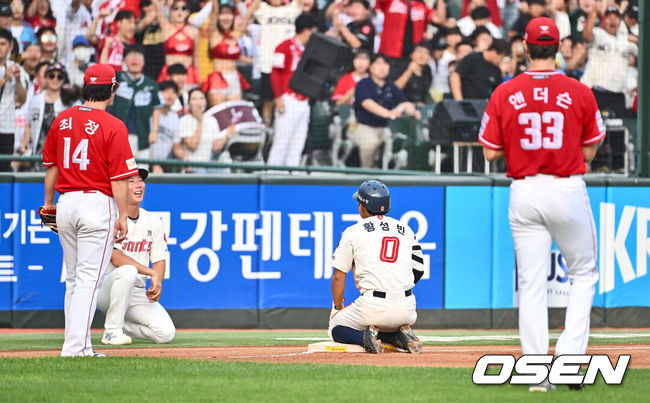 [OSEN=부산, 이석우 기자] 7일 부산 사직야구장에서 2024 신한 SOL 뱅크 KBO 리그 롯데 자이언츠와 SSG 랜더스의 경기가 열렸다. 홈팀 롯데는 박세웅이 선발 출전하고 SSG는 앤더슨이 선발 출전했다.롯데 자이언츠 황성빈이 3회초 1사 좌익수 왼쪽 2루타를 치고 공이 빠지는 사이 3루 도루를 시도했으나 아웃되자 고영민 코치가 아쉬워하고 있다. 2024.09.07 / foto0307@osen.co.kr